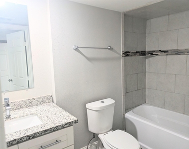 813 1/2 Alexander Street - Photo Thumbnail 6