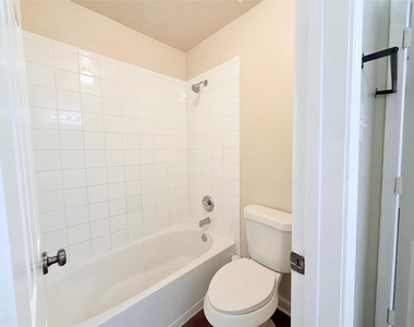 7403 Bering Landing Drive - Photo Thumbnail 4