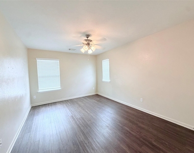 7403 Bering Landing Drive - Photo Thumbnail 5