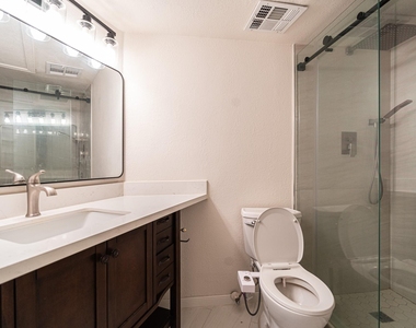 10811 Richmond Avenue - Photo Thumbnail 9