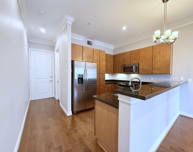 510 Lovett Boulevard - Photo Thumbnail 2