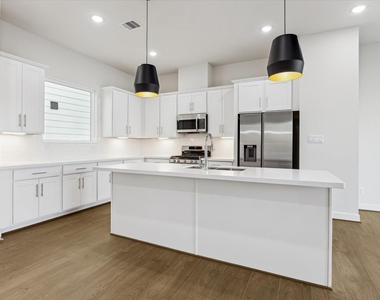 412 N Stiles Street - Photo Thumbnail 3