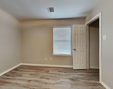16326 Royal Fort Lane - Photo Thumbnail 12