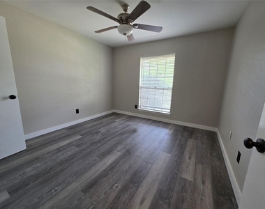 12740 Shannon Hills Drive - Photo Thumbnail 8