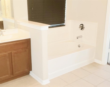 8723 W Crescent Lake Circle - Photo Thumbnail 9