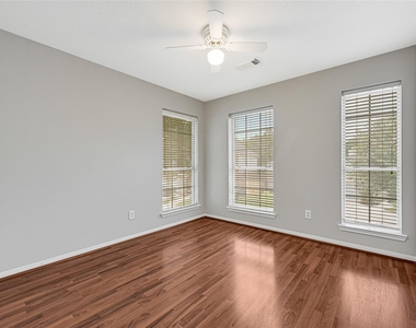 10323 Emerald Pine Drive - Photo Thumbnail 18