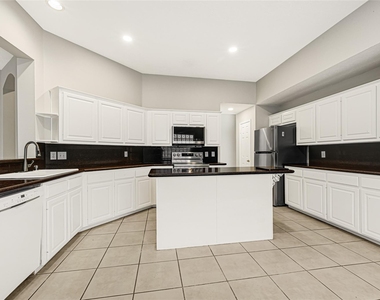 10323 Emerald Pine Drive - Photo Thumbnail 5