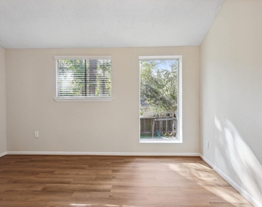 68 Ne Yewleaf Road - Photo Thumbnail 17