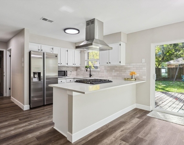 68 Ne Yewleaf Road - Photo Thumbnail 11