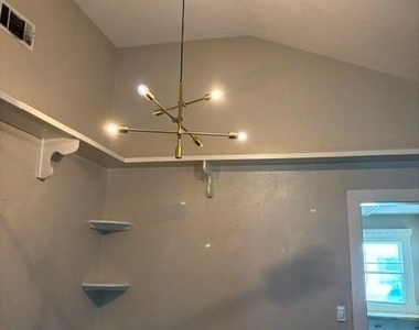 908 W 23rd Street - Photo Thumbnail 4