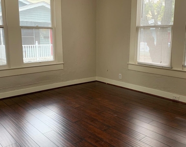 908 W 23rd Street - Photo Thumbnail 9