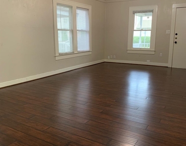 908 W 23rd Street - Photo Thumbnail 2