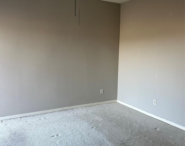 10104 Waterstone Drive - Photo Thumbnail 6