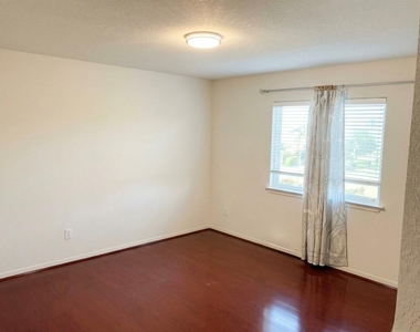 2032 Creek Shore Lane - Photo Thumbnail 5
