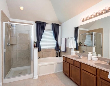 2822 Lockeridge Cove Drive - Photo Thumbnail 4