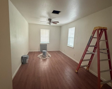 1315 Sycamore Avenue - Photo Thumbnail 4
