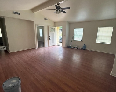 1315 Sycamore Avenue - Photo Thumbnail 3
