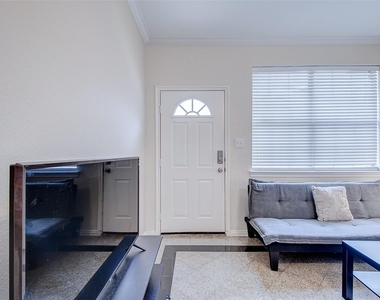 9400 Bellaire Boulevard - Photo Thumbnail 5