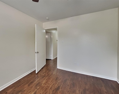 2631 Sherwood Hollow Lane - Photo Thumbnail 13