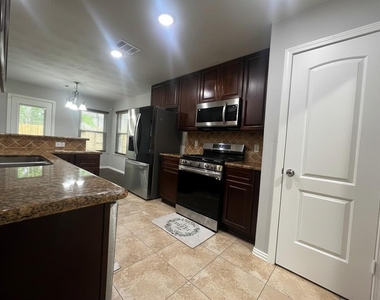 25314 Laurel Green Street - Photo Thumbnail 13