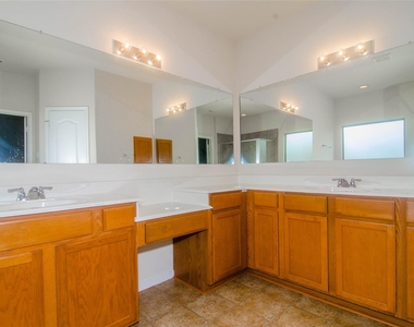 18314 Fairwood Meadow Court - Photo Thumbnail 12
