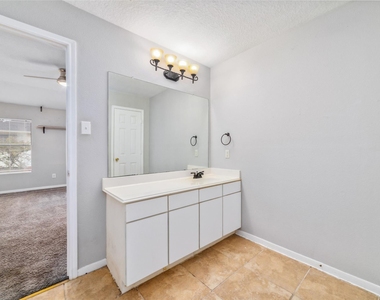 10810 Meadow Walk Lane - Photo Thumbnail 18