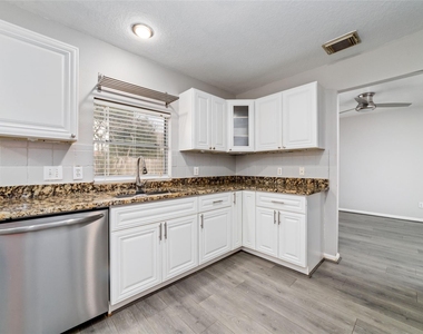 10810 Meadow Walk Lane - Photo Thumbnail 8