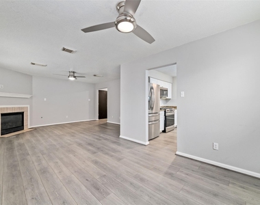 10810 Meadow Walk Lane - Photo Thumbnail 5