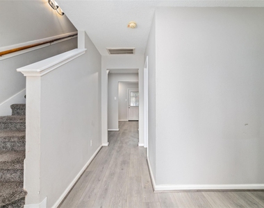 10810 Meadow Walk Lane - Photo Thumbnail 2