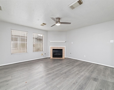 10810 Meadow Walk Lane - Photo Thumbnail 4