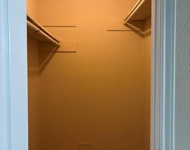 16030 Blackhawk Boulevard - Photo Thumbnail 9