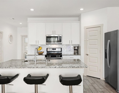 2421 Mar Vista Lane - Photo Thumbnail 8