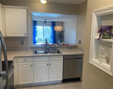 2533 Harn Boulevard - Photo Thumbnail 3
