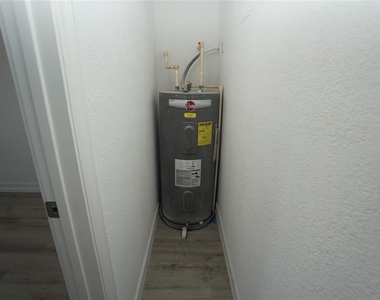 2511 W Fig Street - Photo Thumbnail 7