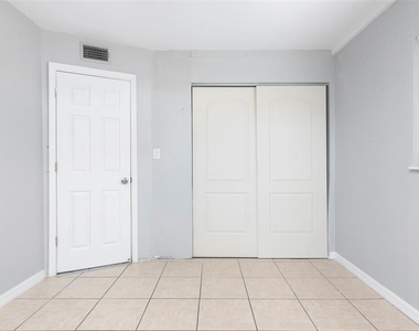 5255 45th Avenue N - Photo Thumbnail 14