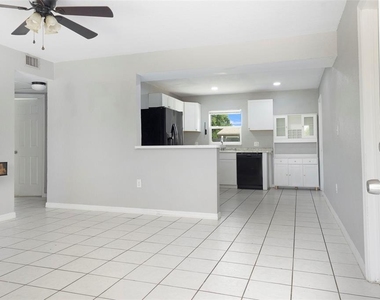 5255 45th Avenue N - Photo Thumbnail 4
