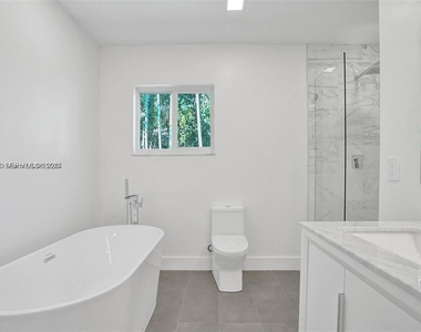 630 Ne 52nd Terrace - Photo Thumbnail 16