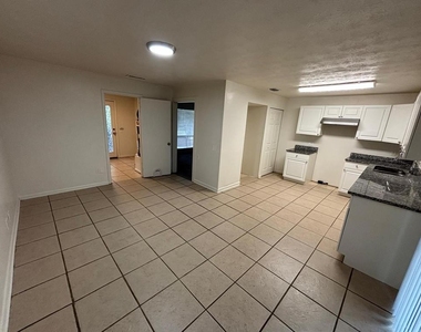 1121 Ne 13th Avenue - Photo Thumbnail 5