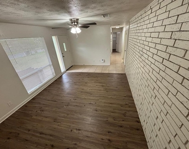 1121 Ne 13th Avenue - Photo Thumbnail 2