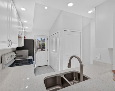 3128 Sandy Shore Lane - Photo Thumbnail 16