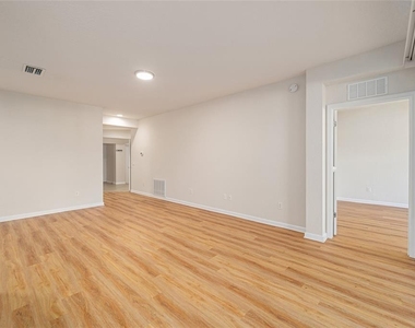 4570 Sw 52nd Circle - Photo Thumbnail 8