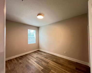 4424 S Texas Avenue - Photo Thumbnail 13
