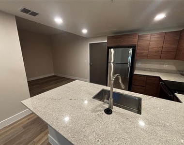 4424 S Texas Avenue - Photo Thumbnail 9