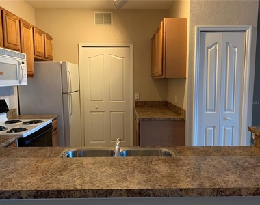 5572 Metrowest Boulevard - Photo Thumbnail 3