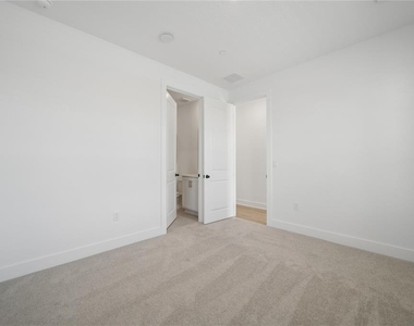 15219 Hamlin Park Drive - Photo Thumbnail 6