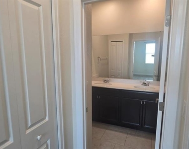 212 Bergamot Loop - Photo Thumbnail 23