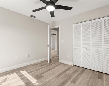 443 Hunter Circle - Photo Thumbnail 11