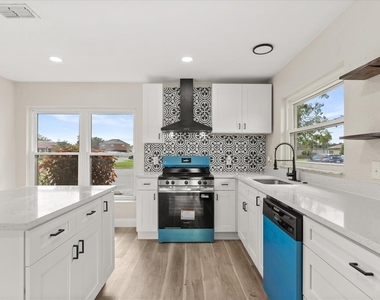 443 Hunter Circle - Photo Thumbnail 7