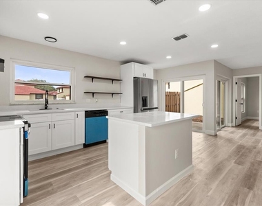 443 Hunter Circle - Photo Thumbnail 8