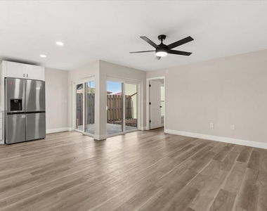 443 Hunter Circle - Photo Thumbnail 2